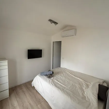 En Duplex - Climatisée - Jardin - Parking - Proche De La à Casa de Férias